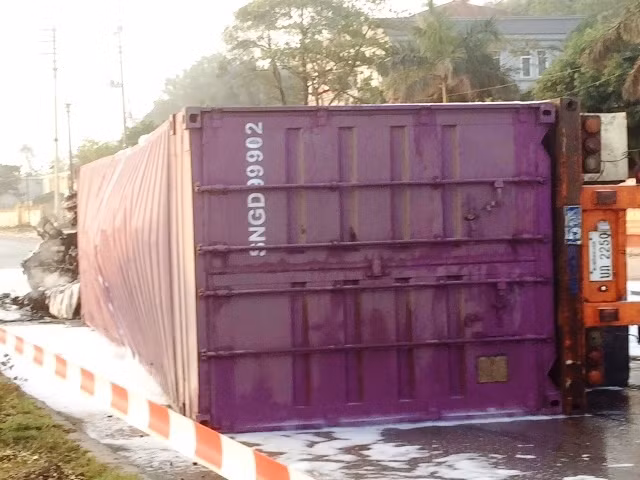 Hiện trường xe container bị cháy.