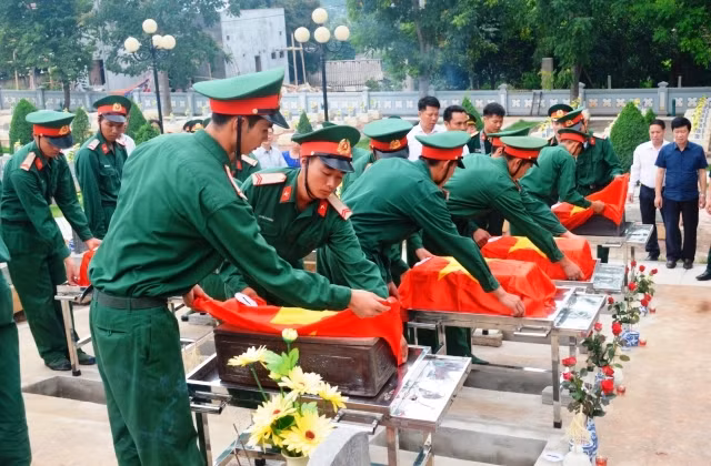 Cán bộ, nhân dân tỉnh Điện Biên an táng hài cốt các liệt sĩ vào Nghĩa trang liệt sĩ Tông Khao. 