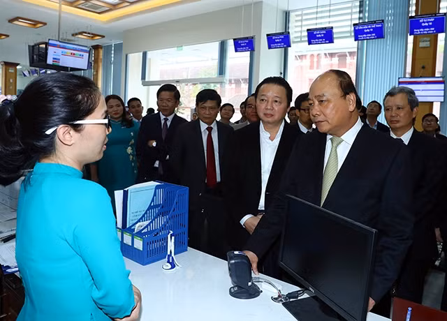 Thủ tướng Nguyễn Xuân Phúc thăm Trung tâm hành chính công tỉnh Thừa Thiên - Huế. Ảnh: THỐNG NHẤT (TTXVN)