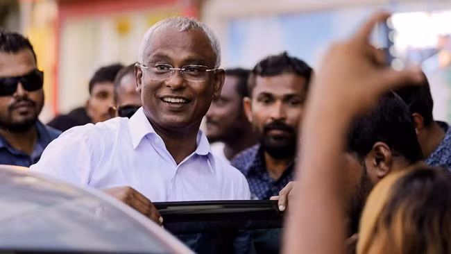 Ông Ibrahim Mohamed Solih (áo trắng) được bầu làm tân tổng thống Maldives. Ảnh: Ashwa Faheem/ Reuters