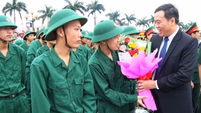 Lãnh đạo tỉnh Quảng Trị chúc mừng tân binh lên đường nhập ngũ. (Ảnh: NGUYỄN VĂN HAI)