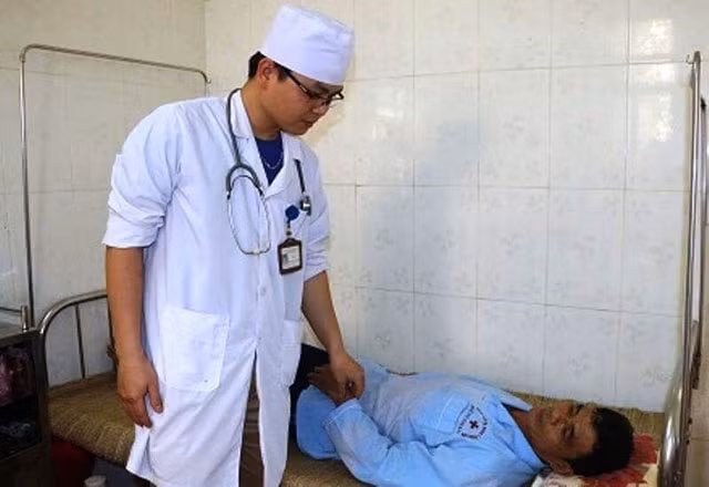 Cán bộ y tế thăm hỏi hình tình sức khỏe bệnh nhân.