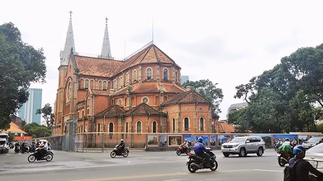 Nhà thờ Đức Bà trong quá trình tu sửa năm 2017. Ảnh: KHIẾU MINH