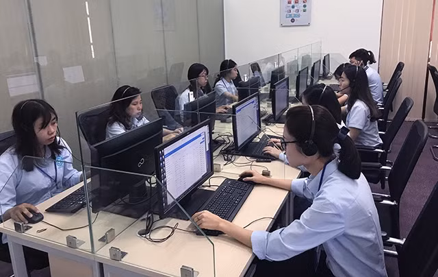 Trung tâm Dịch vụ khách hàng tư vấn, giải đáp cho người dân, người lao động các vấn đề liên quan bảo hiểm xã hội, bảo hiểm y tế và bảo hiểm thất nghiệp. Ảnh: NHẬT ANH