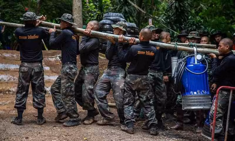 Binh sĩ Thái-lan chuyển máy bơm nước tới khu vực hang Tham Luang. (Ảnh: Lauren DeCicca/Getty Images)
