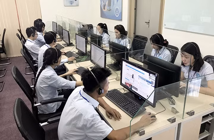 Trung tâm dịch vụ khách hàng BHXH Việt Nam giải đáp mọi thắc mắc về chính sách BHXH cho người dân và đơn vị.
