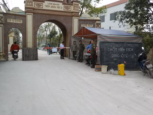 Lập chốt kiểm dịch tại xã Yên Hòa, huyện Yên Mỹ, Hưng Yên (Ảnh: Phạm Hà).