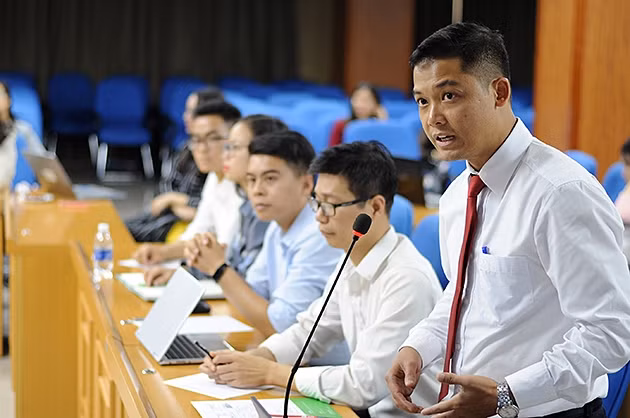 Tác giả một công trình lọt vào chung khảo chương trình "Tri thức trẻ vì giáo dục" diễn giải ý tưởng trước hội đồng giám khảo.