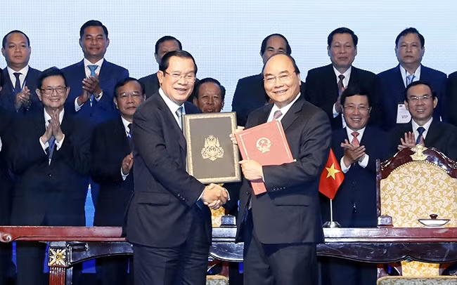 Thủ tướng Nguyễn Xuân Phúc và Thủ tướng Hun Xen ký Hiệp ước bổ sung năm 2019 giữa Cộng hòa XHCN Việt Nam và Vương quốc Cam-pu-chia. Ảnh: Thống Nhất (TTXVN)