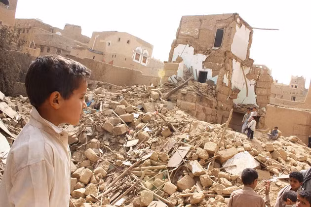 Trẻ em Yemen đứng trên đống đổ nát của một tòa nhà. (Ảnh: UNICEF).