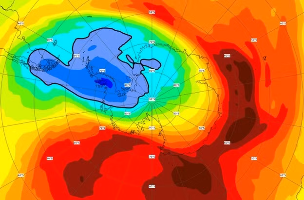 Lỗ thủng tầng ozone năm nay được đánh dấu bằng màu xanh đậm, có kích thước nhỏ hơn và cách xa Nam Cực.