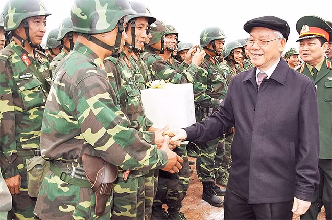 Tổng Bí thư Nguyễn Phú Trọng với cán bộ, chiến sĩ tham gia huấn luyện, sẵn sàng chiến đấu. Ảnh TTXVN phát