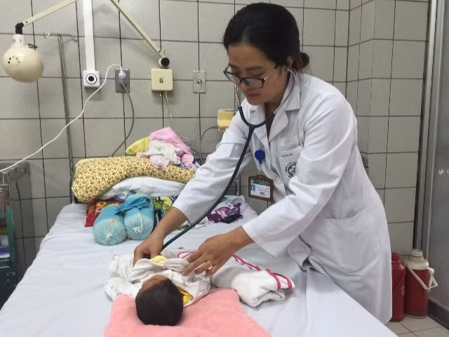 BS Lan Anh kiểm tra sức khỏe cho cháu Nguyễn Hùng C. trước khi xuất viện về nhà.