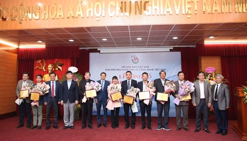 Các tác giả có công trình được bình chọn nhận hoa chúc mừng.