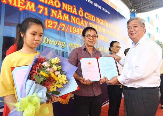 Lãnh đạo tỉnh Bình Dương trao Giấy chứng nhận nhà ở cho các gia đình chính sách, gia đình có công với cách mạng.