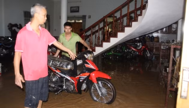 Lũ quét tràn xuống vào nhà dân.