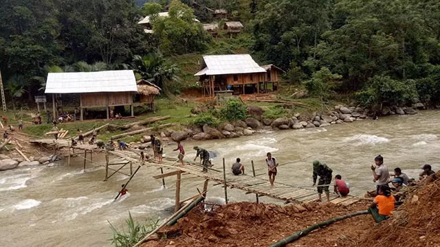 Giúp người dân bị lũ cô lập làm cầu vào bản