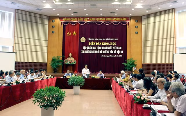 Phó Thủ tướng Vũ Đức Đam phát biểu chỉ đạo tại Diễn đàn khoa học Tập quán mai táng của người Việt Nam - Xu hướng biến đổi và những vấn đề đặt ra.