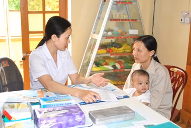 Cán bộ Trung tâm chăm sóc sức khỏe sinh sản tỉnh Yên Bái tư vấn chế độ dinh dưỡng cho bà mẹ có con dưới năm tuổi.