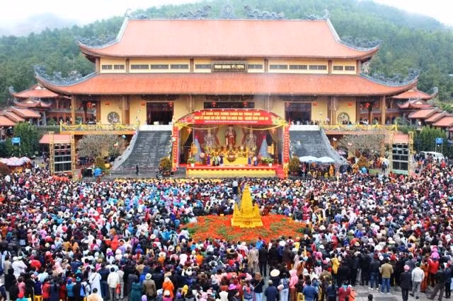 Chùa Ba Vàng thường xuyên có nhiều phật tử và người dân khắp nơi về lễ bái.