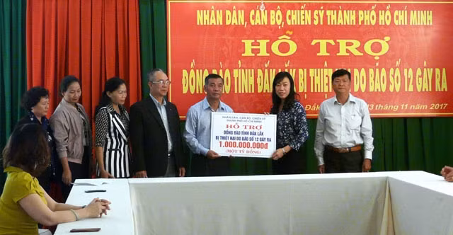 Lãnh đạo Ủy ban MTTQ TP Hồ Chí Minh trao số tiền hỗ trợ một tỷ đồng cho lãnh đạo Ủy ban MTTQ tỉnh Đác Lắc.