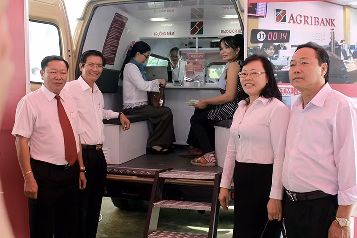 Ðiểm giao dịch lưu động bằng ô-tô chuyên dụng tại Ðồng Nai.