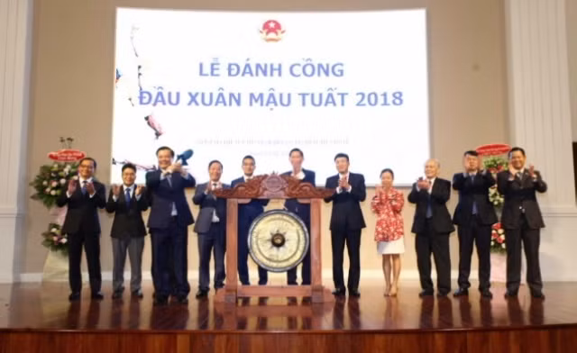 Bộ trưởng Tài chính Đinh Tiến Dũng đánh cồng đầu Xuân Mậu Tuất tại Sở GDCK TP Hồ Chí Minh