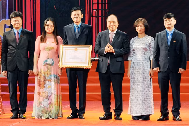 Thủ tướng Nguyễn Xuân Phúc trao Huân chương Lao động hạng nhất tặng Báo Lao động. Ảnh: TRẦN HẢI 