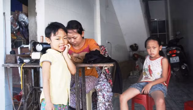 Chồng mất, chị Nguyễn Thị Vinh một mình nuôi hai con nhỏ.