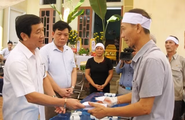 Lãnh đạo huyện Phú Bình thăm hỏi, trao tiền hỗ trợ cho anh Nguyễn Văn Bích, người có vợ bị đâm chết, bản thân bị thương khi giằng co với hung thủ.
