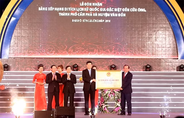  Phó Thủ tướng Thường trực Chính Phủ Trương Hòa Bình trao Bằng xếp hạng di tích lịch sử quốc gia đặc biệt Đền Cửa Ông cho tỉnh Quảng Ninh và TP Cẩm Phả.