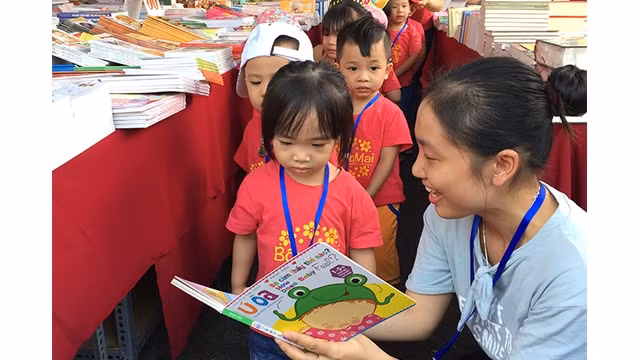 Đưa trẻ đến với các sự kiện sách là một cách hữu hiệu nhằm khuyến khích trẻ đọc sách.