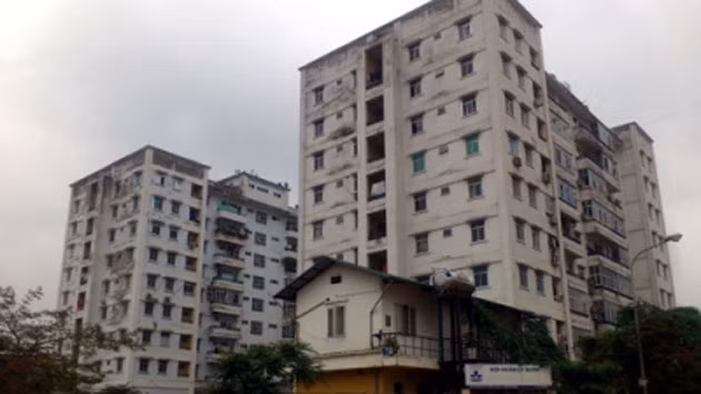 Tòa nhà N9 và N10, Khu TĐC Đồng Tàu, phường Thịnh Liệt, quận Hoàng Mai (TP Hà Nội) mới đưa vào sử dụng đã bị tróc lở, sụt, lún... Ảnh: ANH HOÀNG