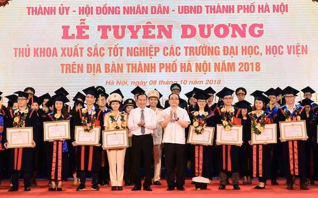 Năm 2018, TP Hà Nội đã tổ chức vinh danh cho 88 thủ khoa các trường đại học, học viện.