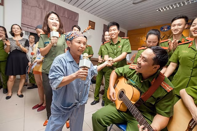 Ðại úy Trần Anh Tuấn hát cùng người bệnh.