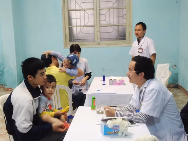 Cung thiếu nhi Hà Nội phối hợp Ðoàn bác sĩ trẻ khám, tư vấn trẻ tự kỷ.
