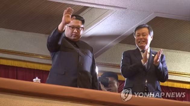 Nhà lãnh đạo Triều Tiên Kim Jong-un (bên trái) và Bộ trưởng Văn hóa Hàn Quốc Do Jong-whan trước buổi trình diễn âm nhạc của các nghệ sĩ Hàn Quốc tại Bình Nhưỡng, CHDCND Triều Tiên, ngày 1-4-2018. (Ảnh