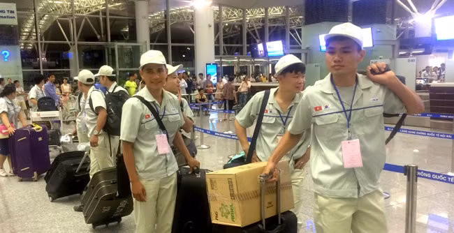 Người lao động Việt Nam làm thủ tục xuất cảnh tại Sân bay quốc tế Nội Bài (Hà Nội). Ảnh: NGUYỄN ĐĂNG