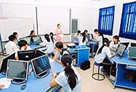 Học với trang thiết bị hiện đại
là một trong những yêu cầu cần
thiết của mô hình trường tiên tiến.
