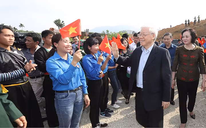 Tổng Bí thư, Chủ tịch nước Nguyễn Phú Trọng và các tầng lớp nhân dân dự Lễ phát động tại xã Việt Cường, huyện Trấn Yên. Ảnh: TRÍ DŨNG (TTXVN) 