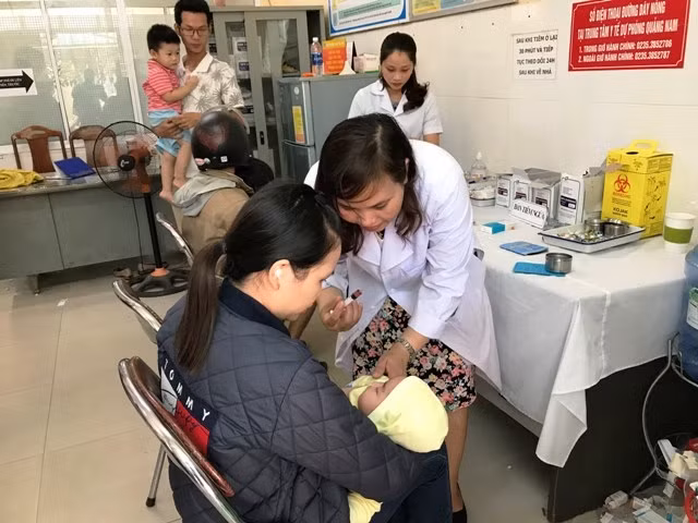 Ngành y tế Quảng Nam tập trung tiêm phòng bệnh sởi cho trẻ em.