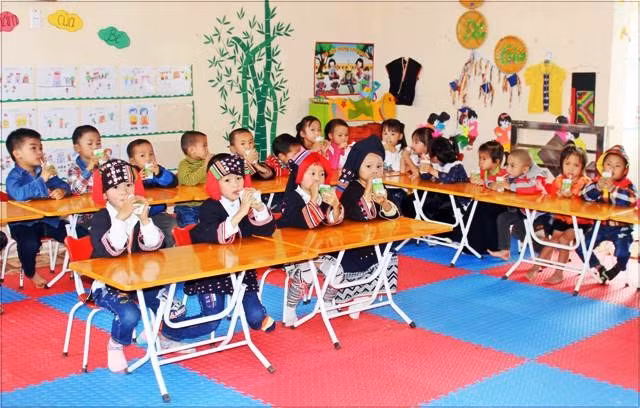 “Sữa học đường” đến với 245 trẻ em người dân tộc