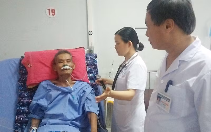 Ông Bế Văn Thịnh được các bác sĩ Bệnh viện Lao và Bệnh phổi Thái Nguyên tận tình cứu sống