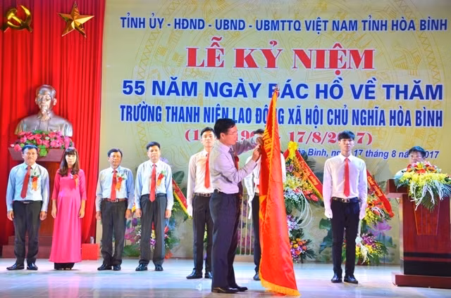 Thay mặt Đảng và Nhà nước, đồng chí Võ Văn Thưởng tặng Huân chương Lao động hạng Ba cho nhà trường.