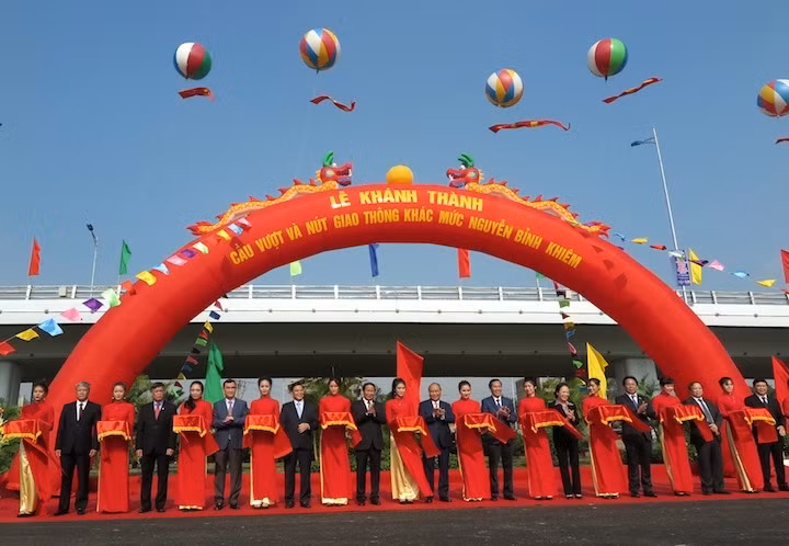 Thủ tướng Nguyễn Xuân Phúc cùng các đại biểu cắt băng khánh thành cầu vượt và nút giao khác mức Nguyễn Bỉnh Khiêm.