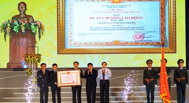 Thị xã Thái Hòa (Nghệ An) đón nhận Huân chương Lao động hạng Nhì nhân kỷ niệm 10 năm thành lập.