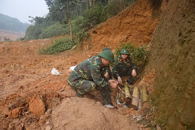 Các chiến sỹ công binh đang khống chế quả bom.