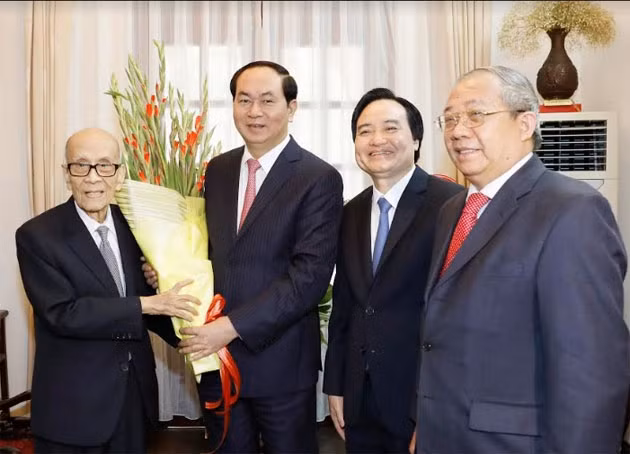 Chủ tịch nước Trần Đại Quang đến thăm, chúc Tết Giáo sư, Anh hùng Lao động Vũ Khiêu.