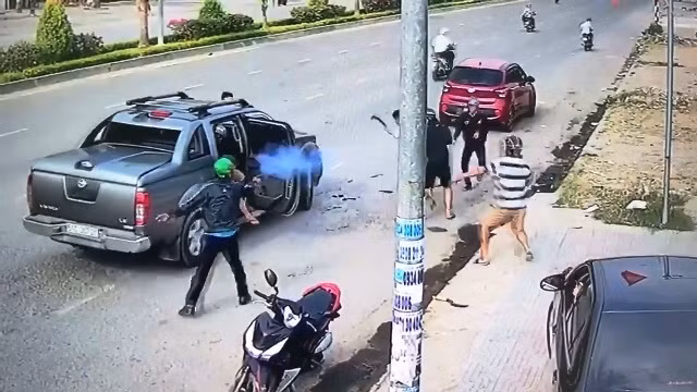 Hai nhóm đối tượng dùng súng, mã tấu chém nhau. (Ảnh cắt từ clip)