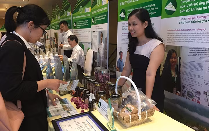 Chị Nguyễn Phương Thảo (bên phải) giới thiệu sản phẩm “Mô hình nông nghiệp hữu cơ tuần hoàn ứng phó với biến đổi khí hậu”.